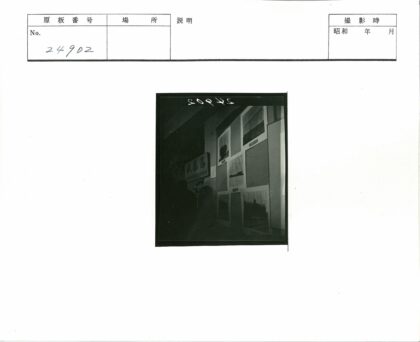 室内墙饰与人影摄影.jpg