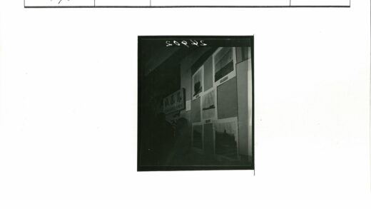 室内墙饰与人影摄影.jpg
