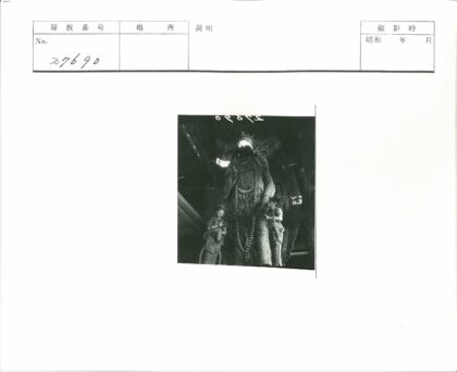 室内复杂大雕像与两侧小雕像.jpg
