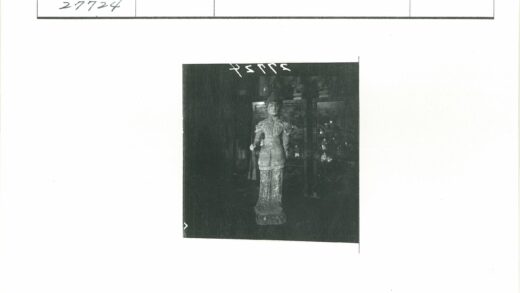室内复杂服饰雕像摄影.jpg