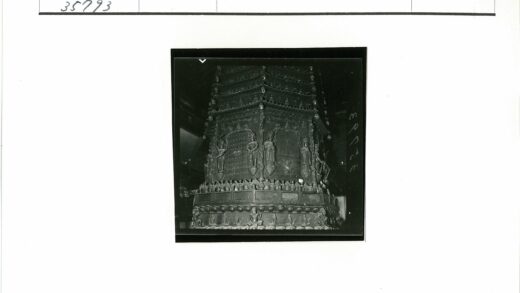 室内多层雕刻建筑细节.jpg