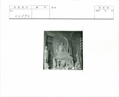 室内大型坐佛雕像与精美装饰.jpg