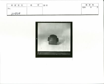 室内展示复杂雕刻器物特写.jpg