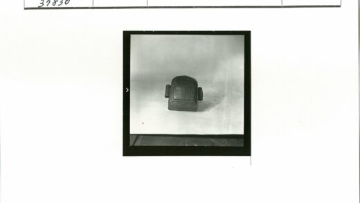 室内展示复杂雕刻器物特写.jpg