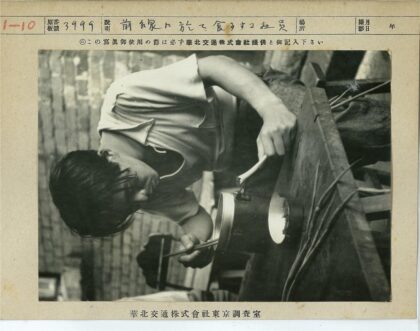 室内工人操作机械设备工作照.jpg