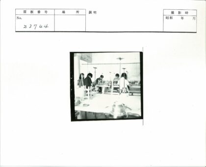 室内工作场景机器操作.jpg