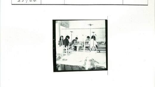 室内工作场景机器操作.jpg