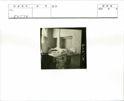 室内工作者与羊毛桌背影.jpg