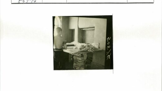 室内工作者与羊毛桌背影.jpg
