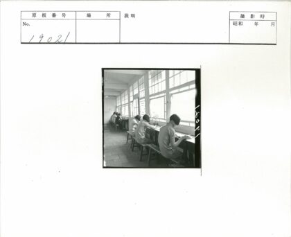 室内工作长桌靠窗场景.jpg