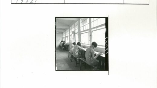 室内工作长桌靠窗场景.jpg