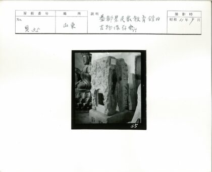 室内巨型石雕与坐像.jpg