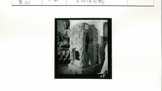 室内巨型石雕与坐像.jpg