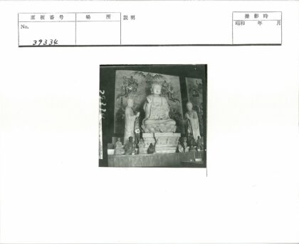 室内巨大佛像与精美壁画.jpg