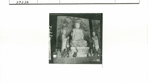 室内巨大佛像与精美壁画.jpg