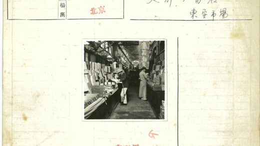 室内市场书架浏览书籍.jpg