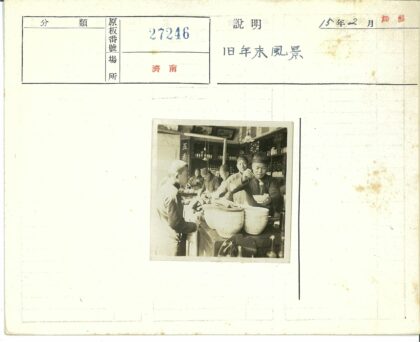 室内市场人潮与美食.jpg