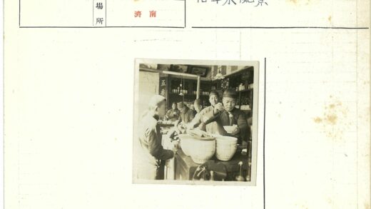 室内市场人潮与美食.jpg