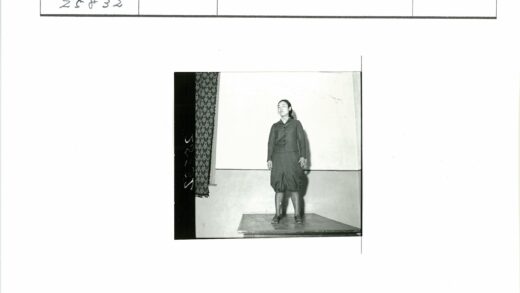 室内平台窗帘与白墙.jpg
