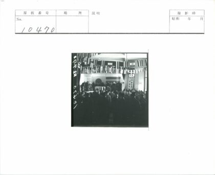 室内庆典人群与舞台装饰.jpg