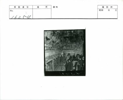 室内微型雕塑艺术展观众观赏.jpg