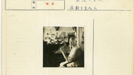 室内抽烟斗男子与背景人物.jpg