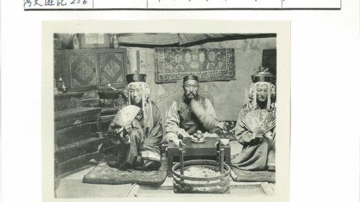 室内持风扇人物装饰背景.jpg