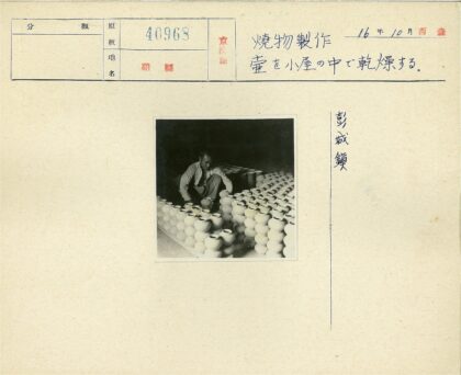 室内整理陶罐工作场景.jpg