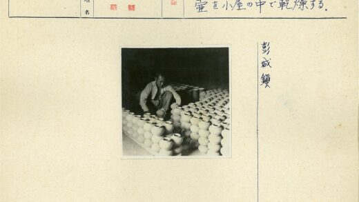 室内整理陶罐工作场景.jpg