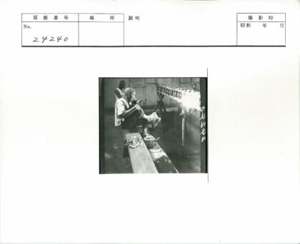 室内木凳茶壶与墙挂集装箱.jpg