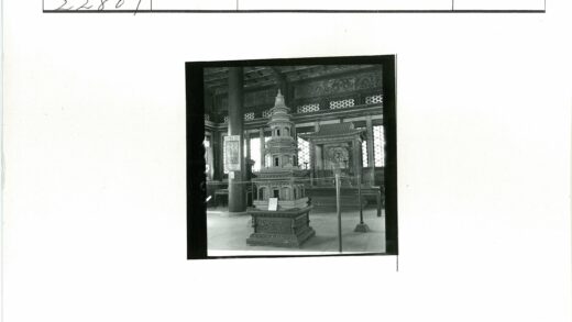 室内木制宝塔雕刻模型展示.jpg