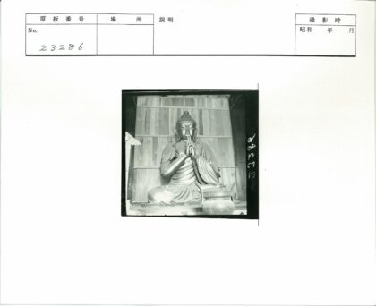 室内木墙前握拳人物雕像与小罐.jpg