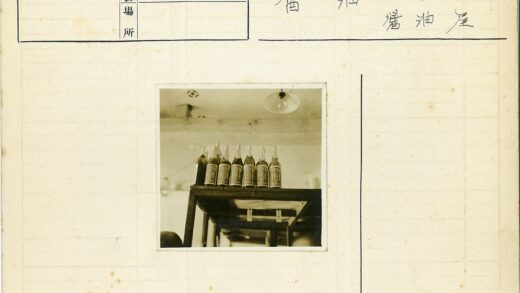 室内木架子展示七瓶酒照片.jpg
