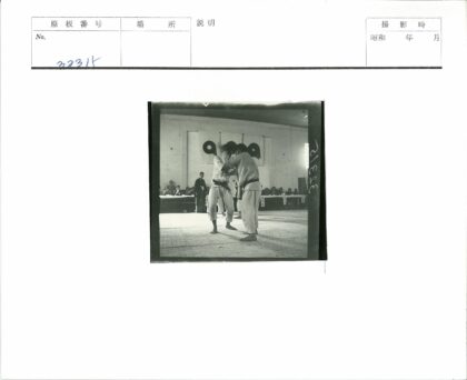 室内柔道比赛现场观众围观.jpg