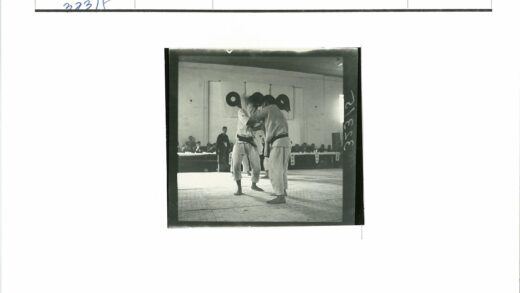 室内柔道比赛现场观众围观.jpg