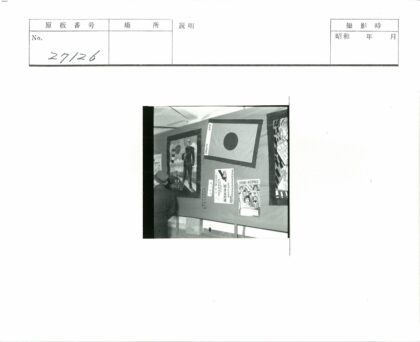 室内海报墙前戴帽男子.jpg