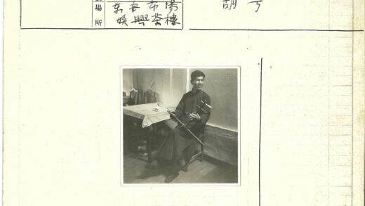 室内演奏传统弦乐器的音乐家.jpg