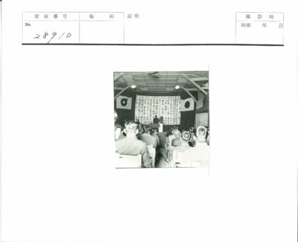 室内演讲活动与旗帜背景.jpg