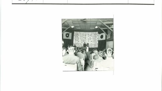 室内演讲活动与旗帜背景.jpg