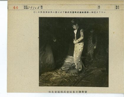 室内灯光昏暗散落木棍场景.jpg
