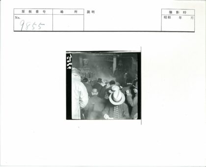 室内烟雾缭绕的华丽建筑集会.jpg