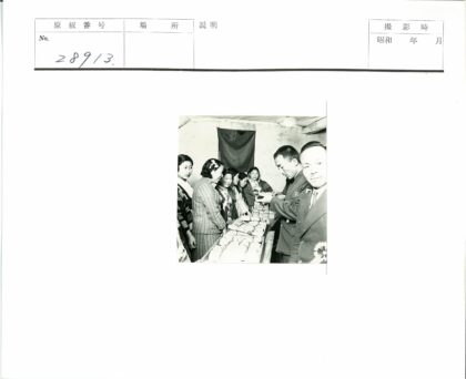 室内物品展示与灯泡装饰.jpg