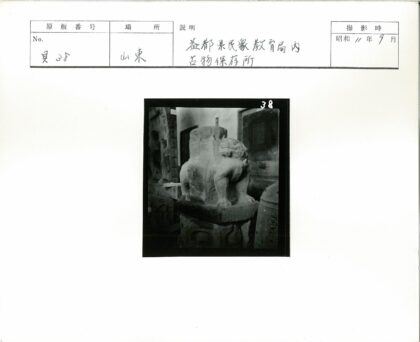 室内狮子石雕与文物展示.jpg