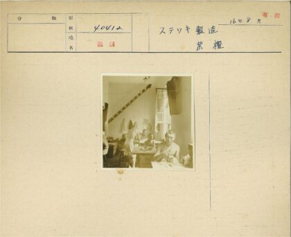 室内男人围桌光影.jpg