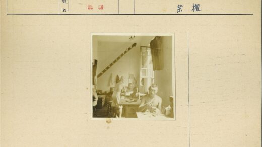 室内男人围桌光影.jpg