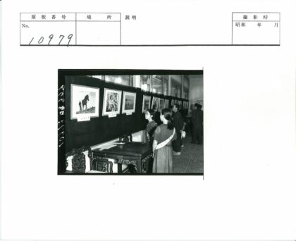 室内画廊观展雕花木桌.jpg