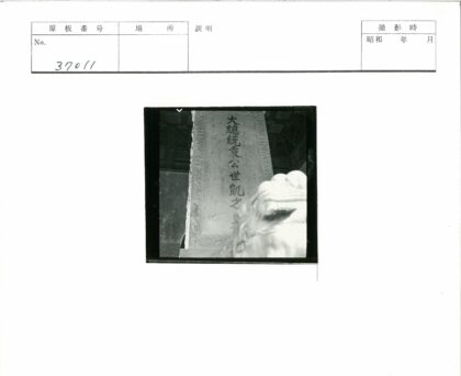 室内石柱与狮头雕像.jpg