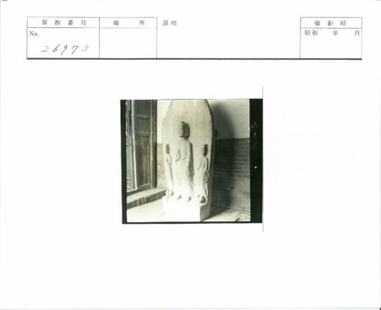 室内石雕人物与砖墙木门.jpg
