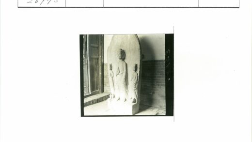 室内石雕人物与砖墙木门.jpg