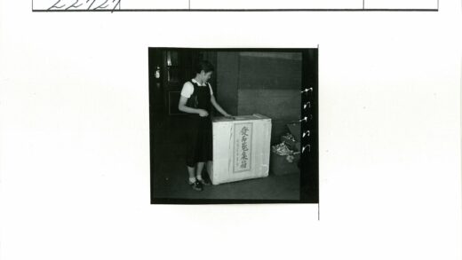 室内砖墙旁的大盒子与纸箱.jpg